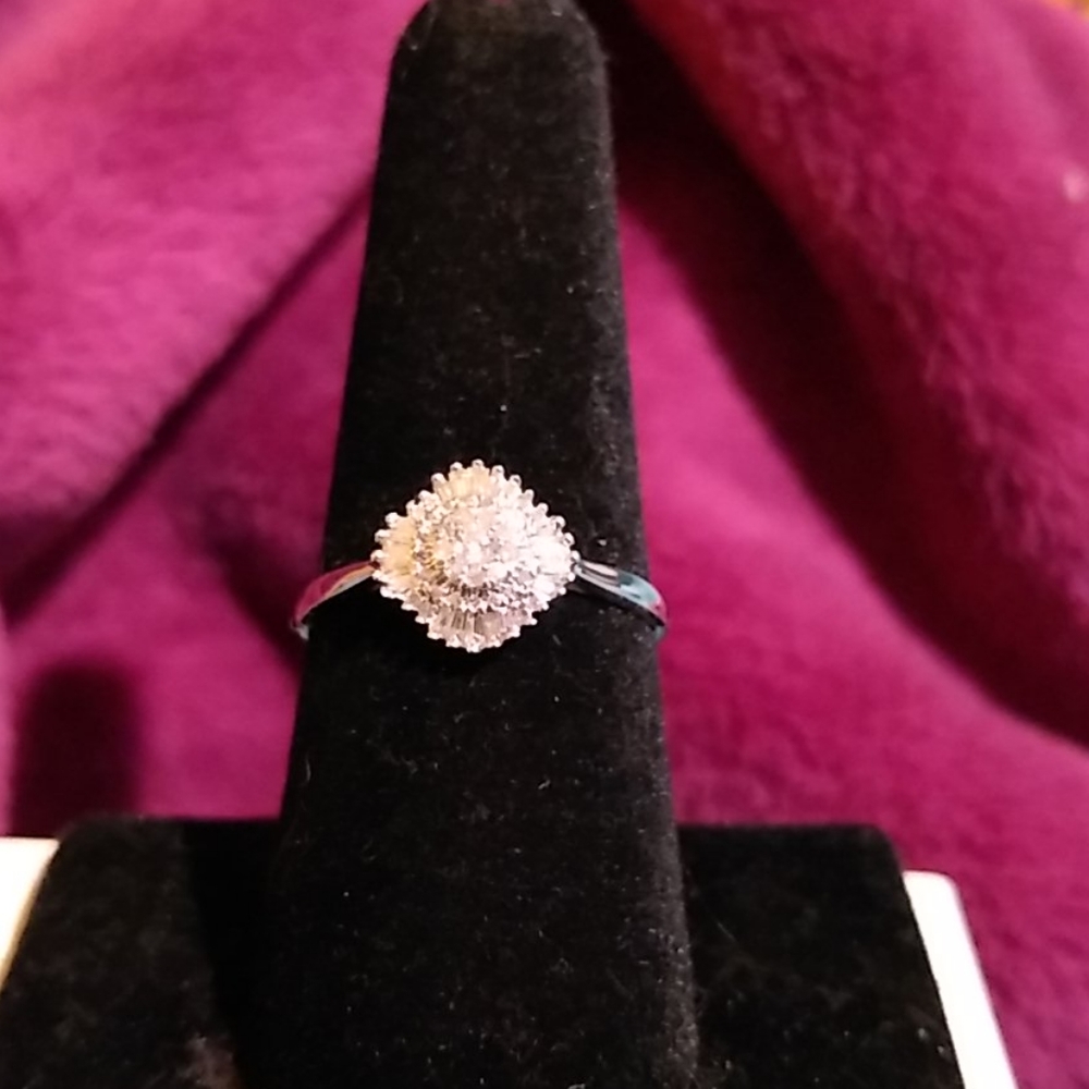 10K White Gold .25ctw Diamond Cluster Ring